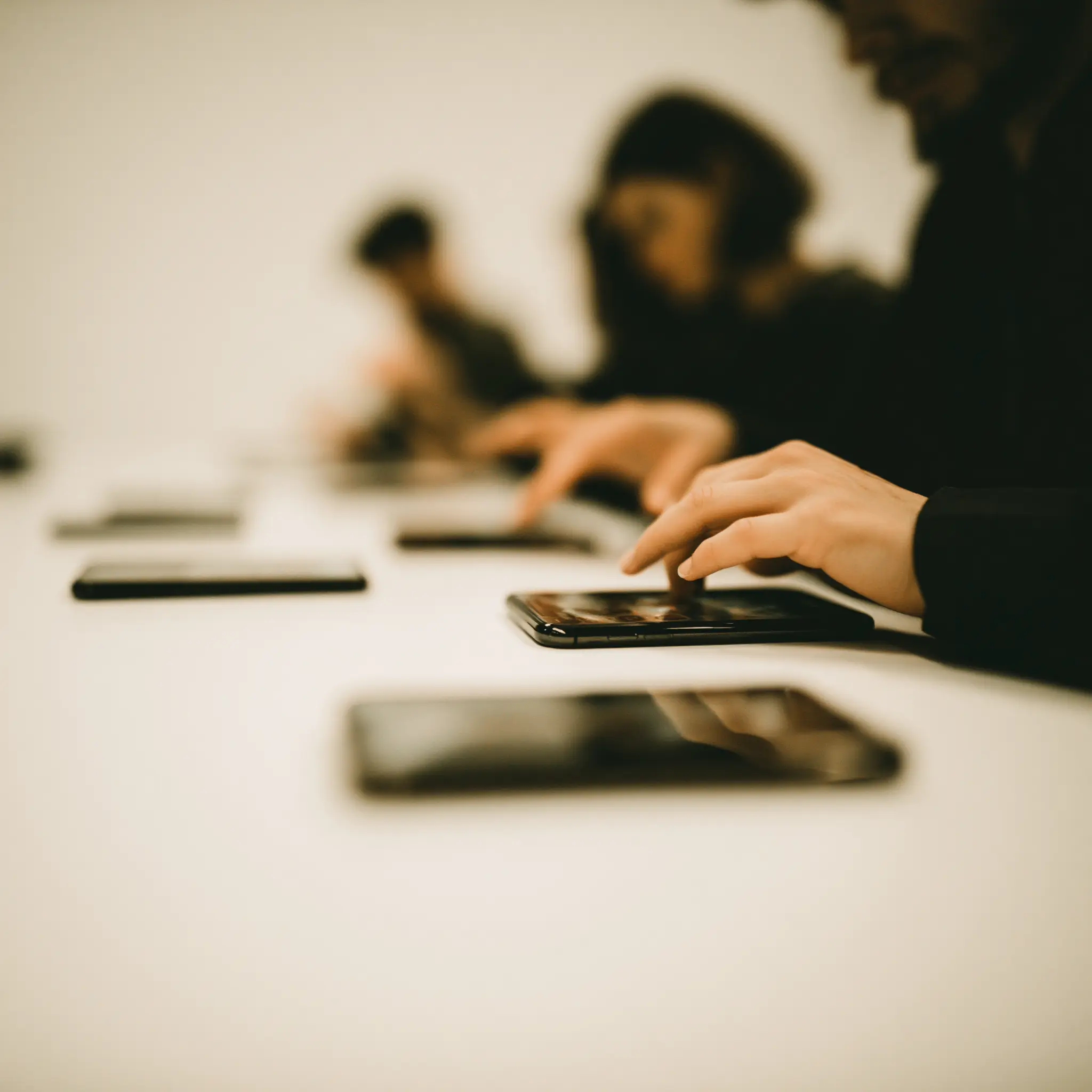 Partnerzy Telefactory przy pracy z urządzeniami